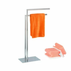 Wenko Handtuchständer Recco Mit 2 Armen Silber – Freistehender Handtuchhalter Aus Verchromten Stahl, Inklusive GRATIS 2er Schwämme Set In Rot/Weiß