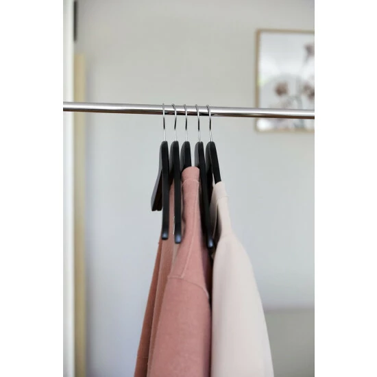 Wenko Kleiderbügel Paris Schwarz 5er Set 5 Wenko Kleiderbügel Paris Schwarz 5er Set – Bild 3