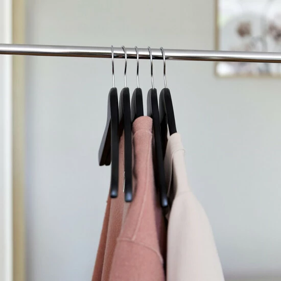 Wenko Kleiderbügel Paris Schwarz 5er Set 8 Wenko Kleiderbügel Paris Schwarz 5er Set – Bild 6