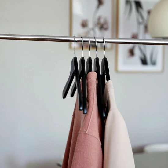 Wenko Kleiderbügel Paris Schwarz 5er Set 9 Wenko Kleiderbügel Paris Schwarz 5er Set – Bild 7